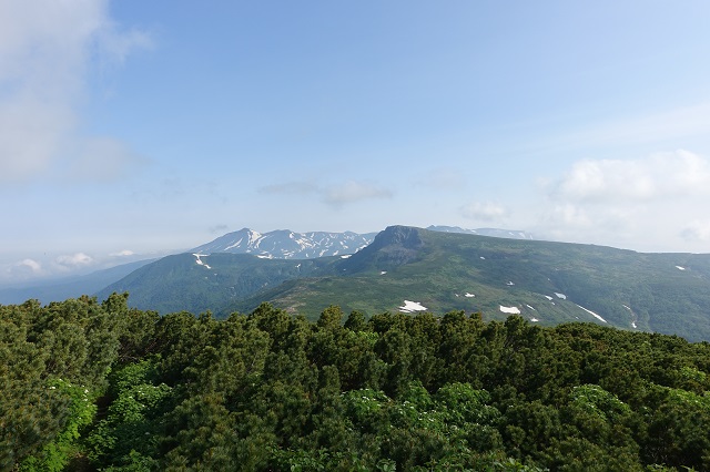 化雲岳に向かう稜線から越えてきた忠別岳、旭岳を望む